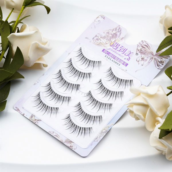 Maak je klaar voor een alledaagse pluizige look met Clear Band Daily Eyelashes